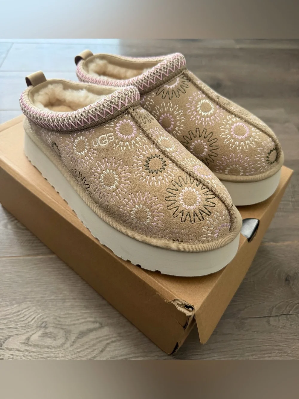 UGG Tazz Sun Stitch Mustard Seed Slippers size 10